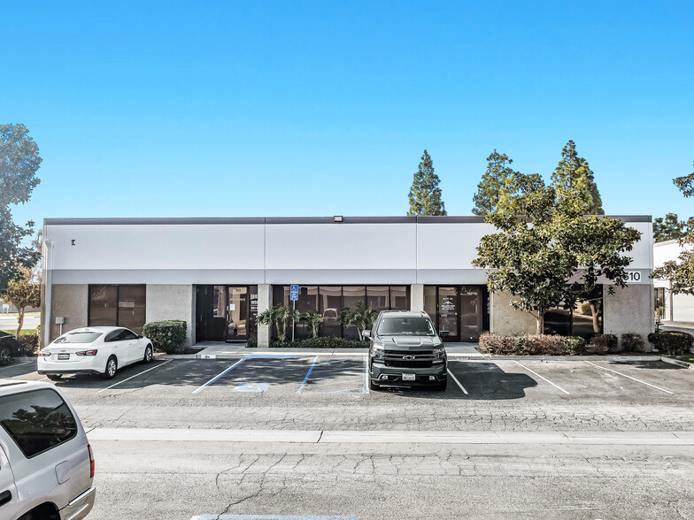 5640 District Blvd, Bakersfield, CA à louer - Photo de l’immeuble – Image 2 sur 12