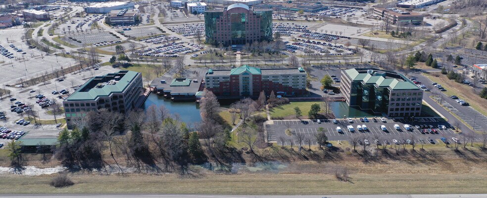 13723 Riverport Dr, Maryland Heights, MO à louer - Photo de l’immeuble – Image 3 sur 15