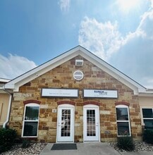 305 N Heatherwilde Blvd, Pflugerville, TX à louer Photo de l’immeuble– Image 2 sur 10