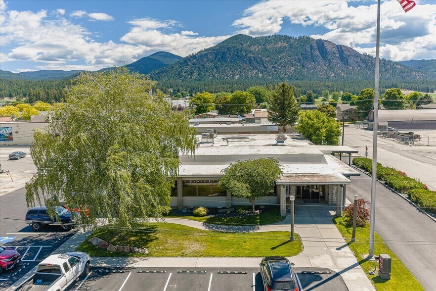 106 S 2ND E St, Chewelah, WA à louer - Photo de l’immeuble – Image 3 sur 5