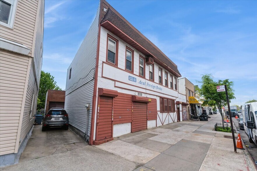 13210 Hillside Ave, Richmond Hill, NY à vendre - Photo de l’immeuble – Image 3 sur 32