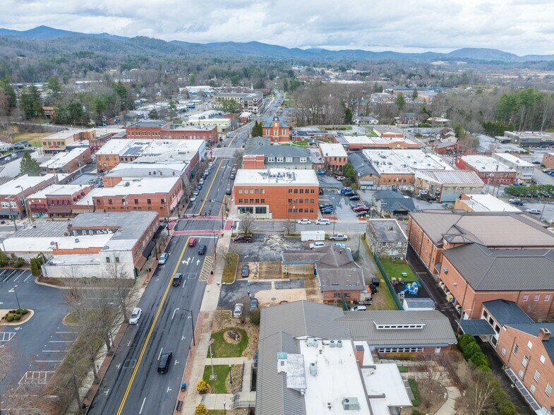 81 S Broad St, Brevard, NC à louer - Photo de l’immeuble – Image 3 sur 4