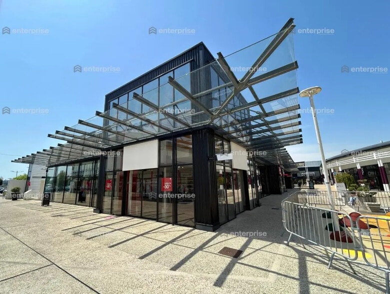 Local commercial dans Saint-Maximin à louer - Photo de l’immeuble – Image 2 sur 7