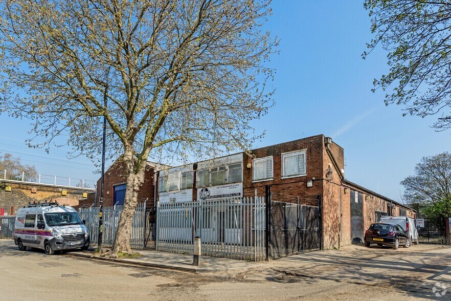 110-118 Markfield Rd, Londres à louer - Photo de l’immeuble – Image 1 sur 5