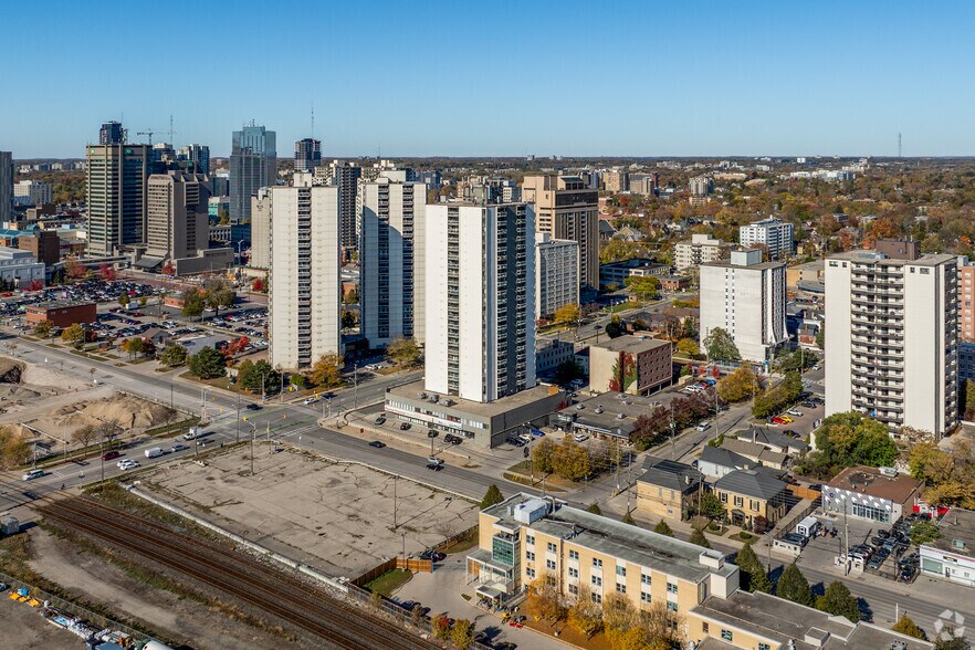 400 York St, London, ON à louer - Aérien – Image 2 sur 2