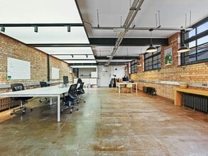 99 Wallis Rd, Londres à louer Photo intérieure– Image 2 sur 11