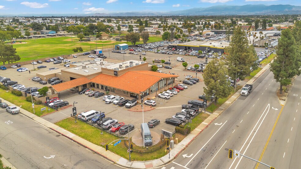 10325 Central Ave, Montclair, CA à louer - Photo de l’immeuble – Image 2 sur 69