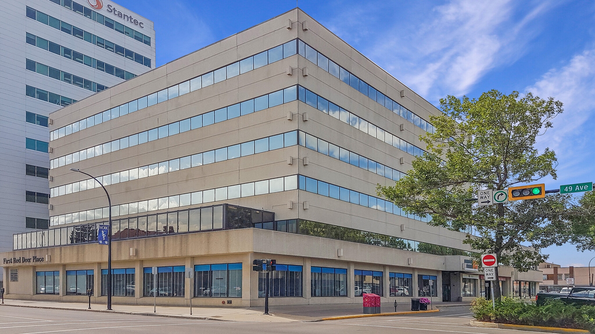 4911 51 St, Red Deer, AB à louer Photo principale– Image 1 sur 6