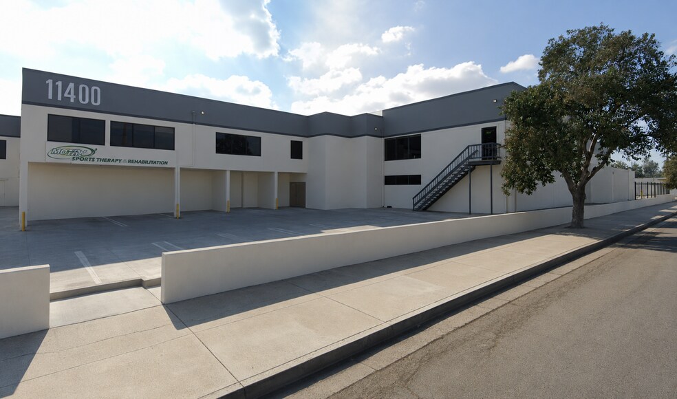 18400-18430 Hart St, Reseda, CA à louer - Photo de l’immeuble – Image 1 sur 1