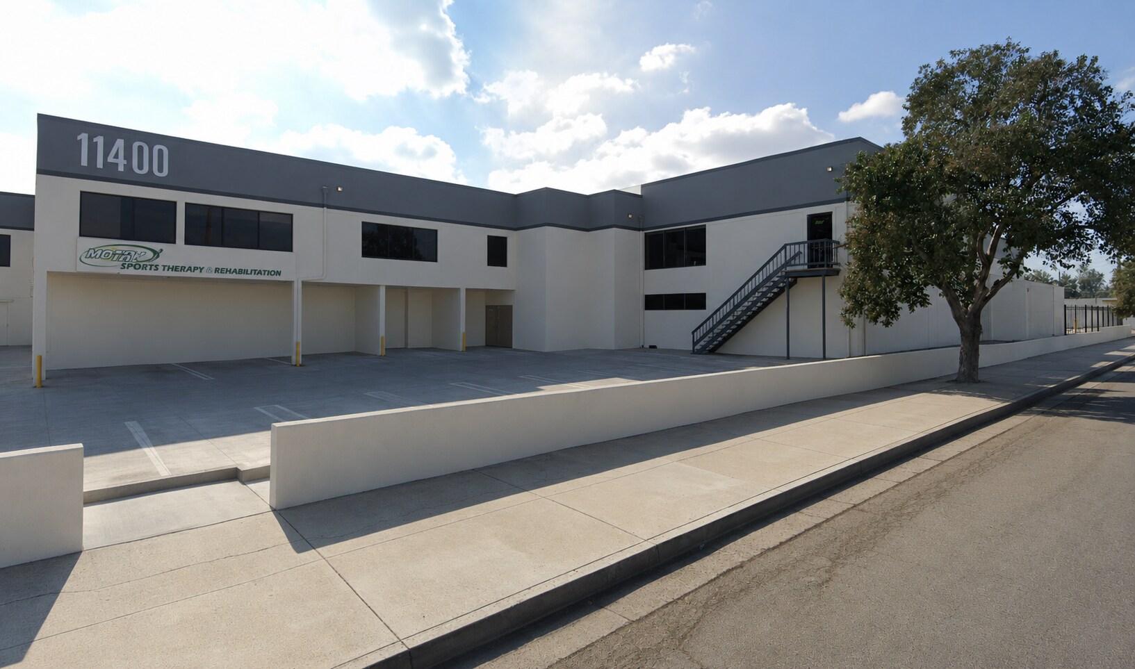 18400-18430 Hart St, Reseda, CA à louer Photo de l’immeuble– Image 1 sur 2
