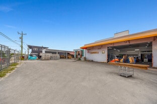 FREE STANDING MEDLEY BLDG - Immobilier d'entreprise