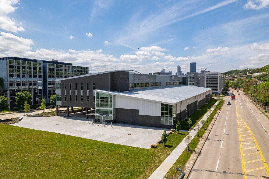 709 Technology Dr, Pittsburgh, PA à louer - Photo de l’immeuble – Image 1 sur 8