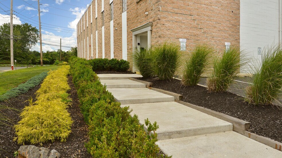 372 Starke Rd, Carlstadt, NJ à louer - Photo de l’immeuble – Image 2 sur 4