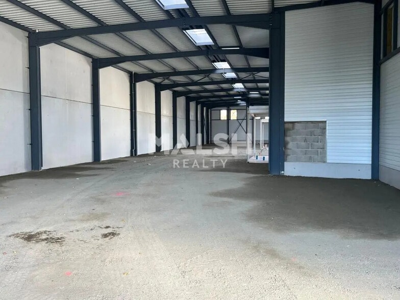 Local d’activités dans OULLINS-PIERRE-BÉNITE à louer - Photo intérieure – Image 2 sur 11