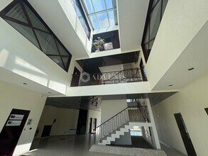 Industriel/Logistique dans Les Essarts-le-Roi à vendre Photo intérieure– Image 1 sur 5