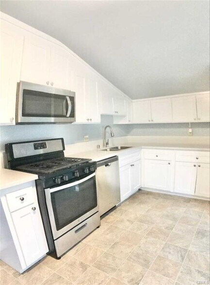 536 W Maple Ave, El Segundo, CA à vendre - Photo intérieure – Image 3 sur 4