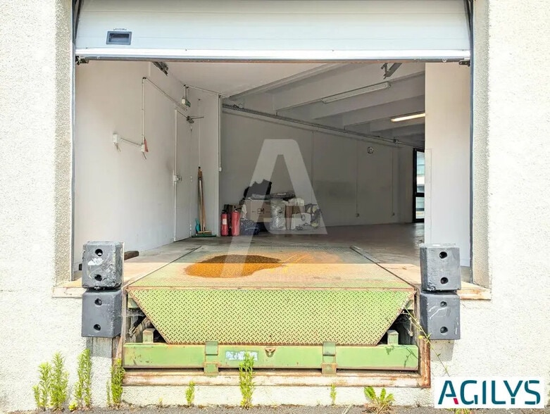 Local d’activités dans Palaiseau à louer - Photo de l’immeuble – Image 3 sur 6