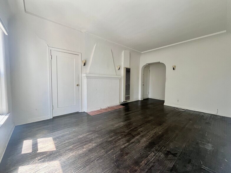 837 White Knoll Dr, Los Angeles, CA à vendre - Photo intérieure – Image 3 sur 18