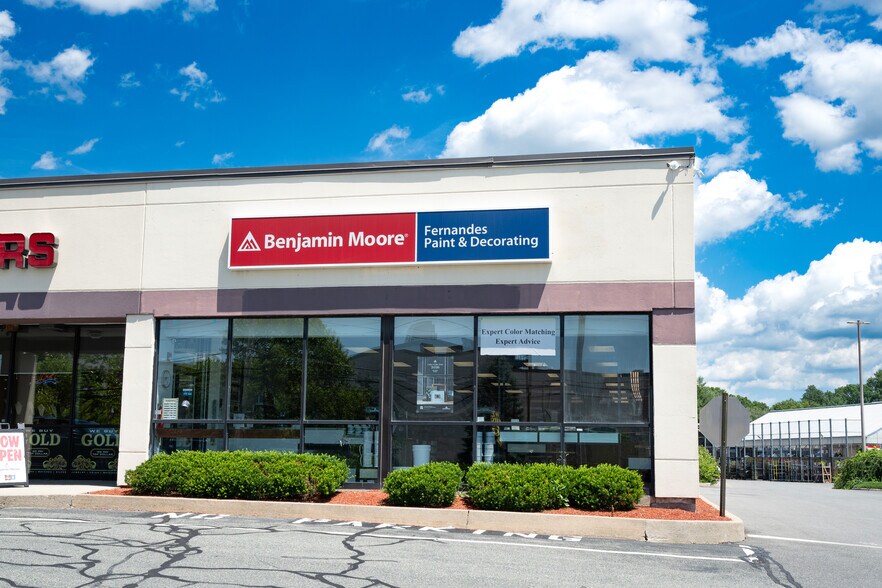165 Westgate Dr, Brockton, MA à louer - Photo de l’immeuble – Image 1 sur 14