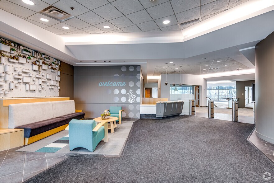 2655 Eagan Woods Dr, Eagan, MN à louer - Hall d’entrée – Image 3 sur 37