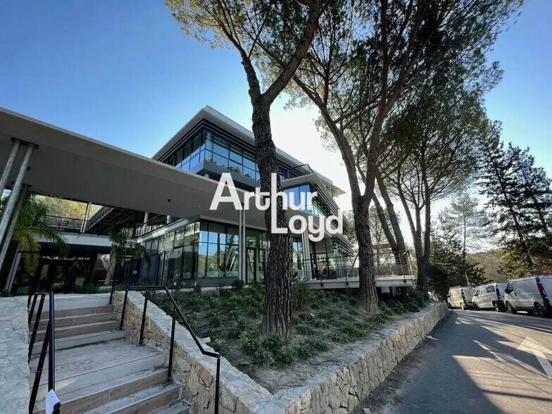 Local d’activités dans Valbonne à louer - Photo de l’immeuble – Image 2 sur 12