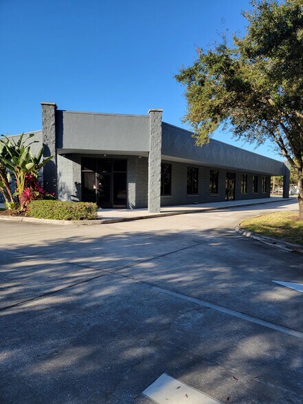 733-737 Commerce Dr, Venice, FL à louer - Photo de l’immeuble – Image 3 sur 10