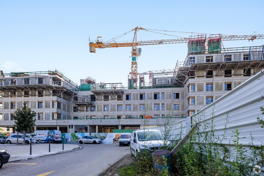 Immeuble residentiel dans Bron à vendre - Photo de l’immeuble – Image 2 sur 2