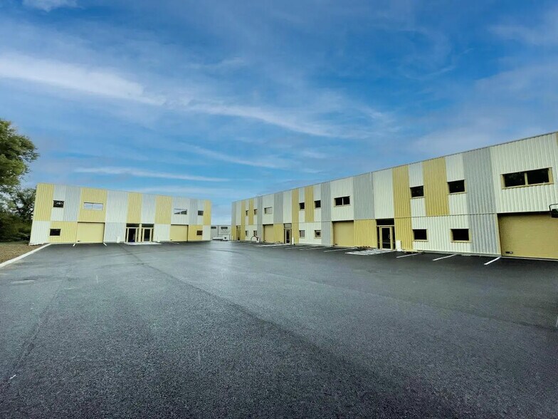Local d'activités dans Saint-Genis-Laval à vendre - Photo de l’immeuble – Image 1 sur 9