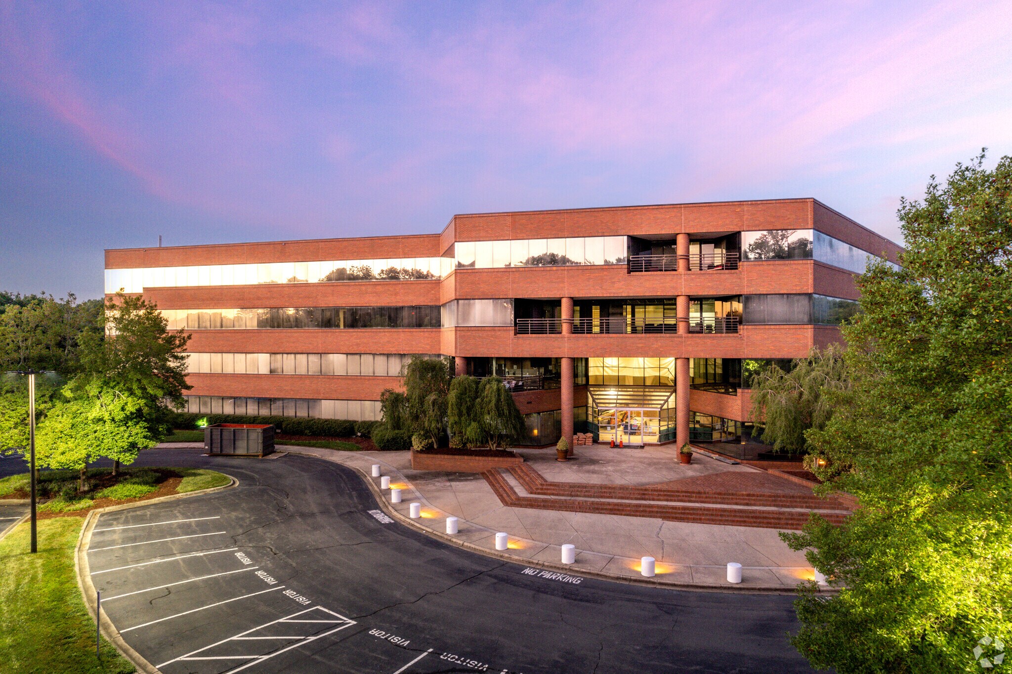 4944 Parkway Plaza Blvd, Charlotte, NC à louer Photo principale– Image 1 sur 12