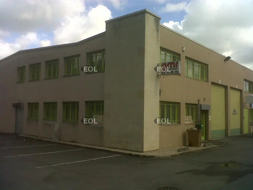 Industriel/Logistique dans Émerainville à louer Photo de l’immeuble– Image 1 sur 17
