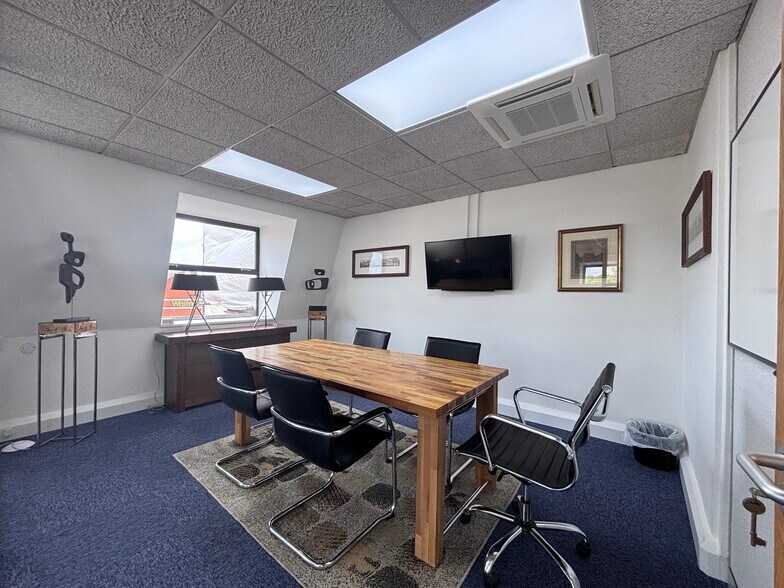 113 Winchester Rd, Eastleigh à louer - Photo de l’immeuble – Image 2 sur 5