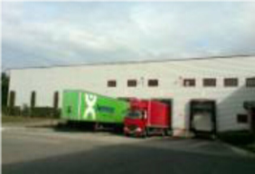 Industriel/Logistique dans Orange à louer - Photo de l’immeuble – Image 2 sur 6