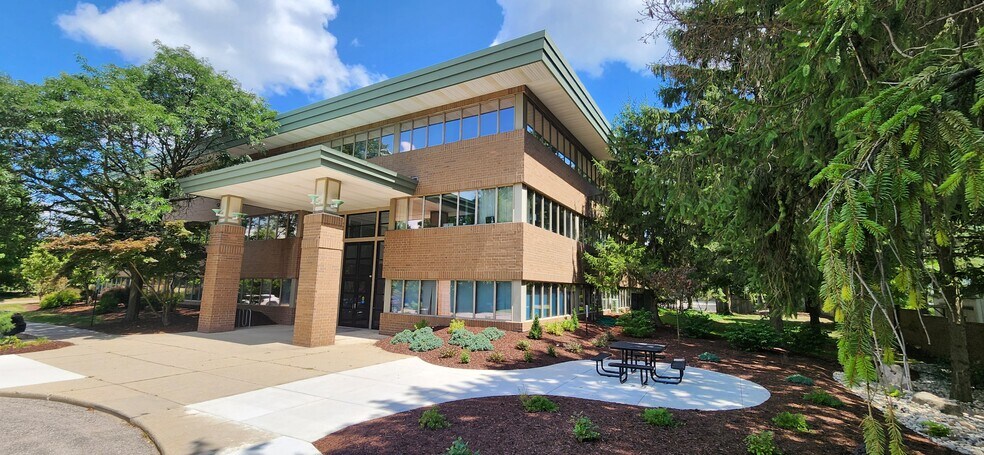 4572 S Hagadorn Rd, East Lansing, MI à louer - Photo de l’immeuble – Image 2 sur 4