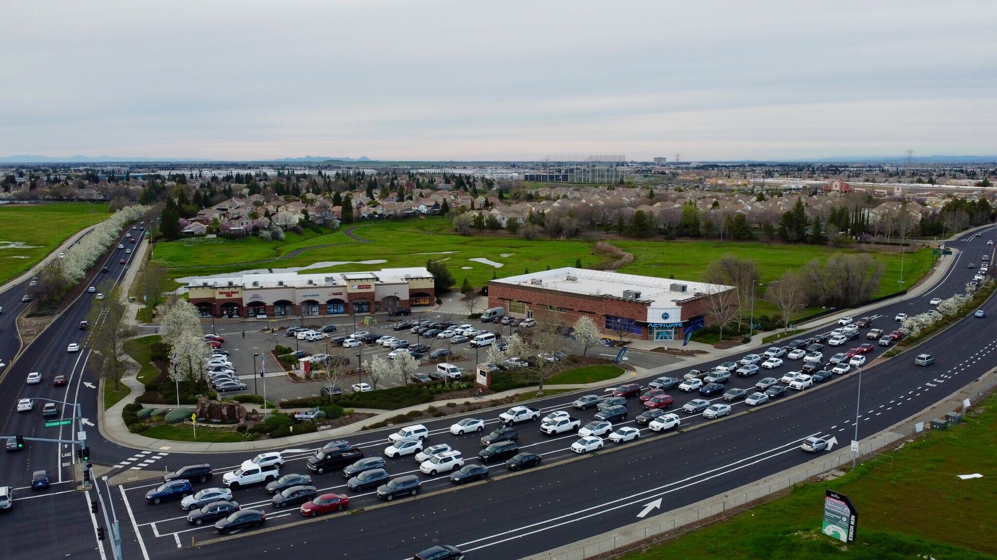 990 Pleasant Grove Blvd, Roseville, CA à louer Photo principale– Image 1 sur 15