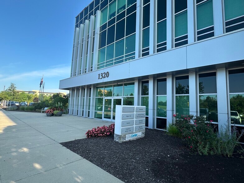 1320 City Center Dr, Carmel, IN à louer - Photo de l’immeuble – Image 3 sur 26