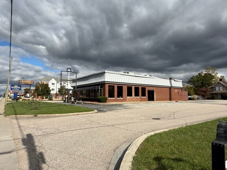 320 Dixie Way, South Bend, IN à louer - Photo de l’immeuble – Image 2 sur 11