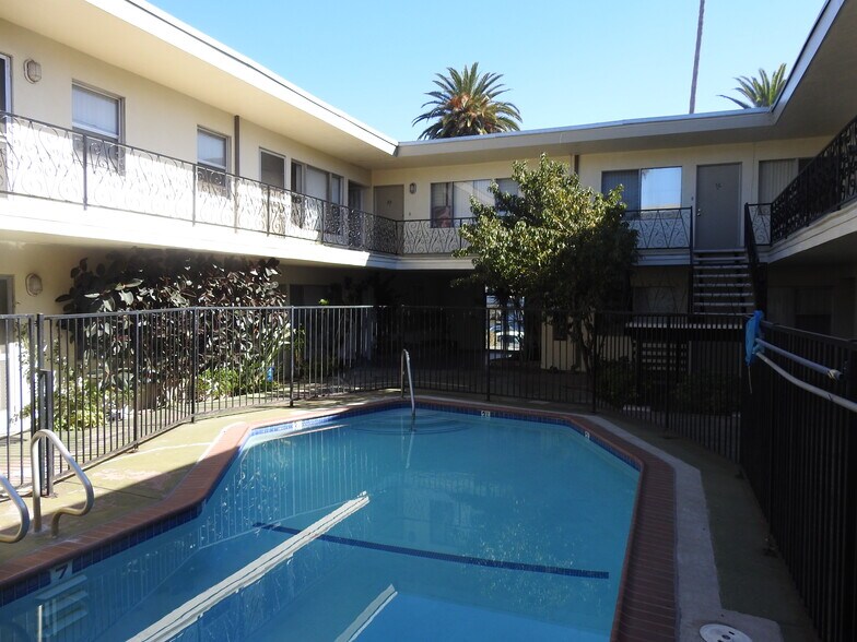 409 S Manhattan Pl, Los Angeles, CA à vendre - Photo de l’immeuble – Image 3 sur 18