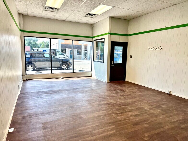 217 E Main St, Clinton, IL à louer - Photo de l’immeuble – Image 2 sur 15