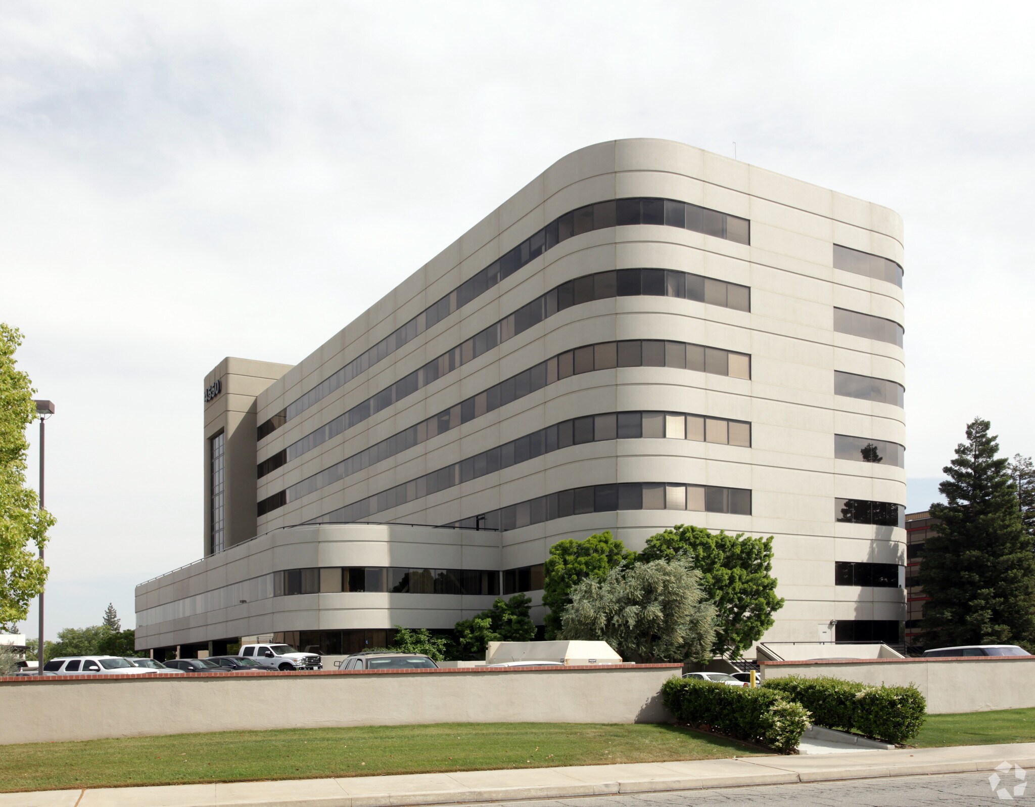 4550 california Ave, Bakersfield, CA à louer Photo principale– Image 1 sur 8