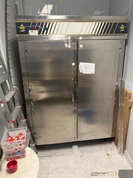 Local commercial dans Boulogne-Billancourt à louer - Photo de l’immeuble – Image 3 sur 4