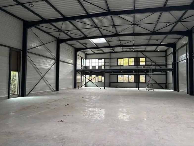 Local d'activités dans Jons à vendre - Photo de l’immeuble – Image 2 sur 8