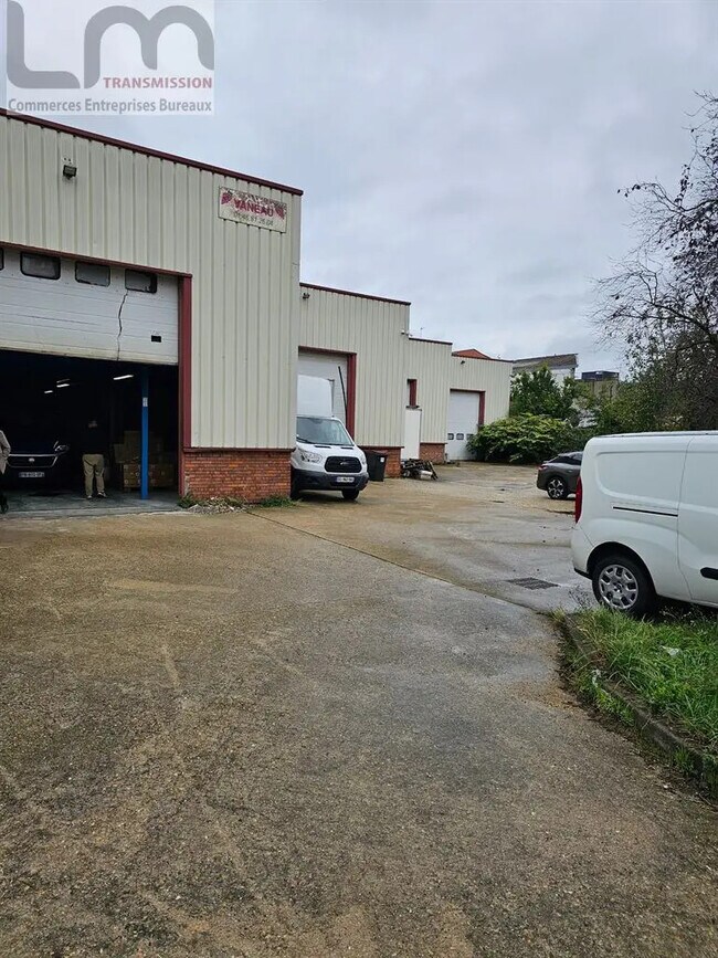 Plus de détails pour Local d'activités à louer