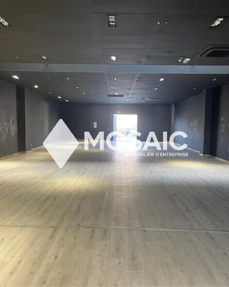 Local commercial dans Mandelieu-la-Napoule à louer - Photo de l’immeuble – Image 2 sur 8