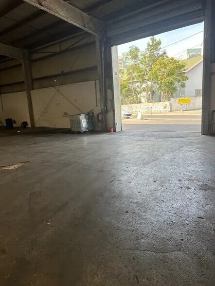Industriel/Logistique dans Marseille à vendre - Photo de l’immeuble – Image 2 sur 5