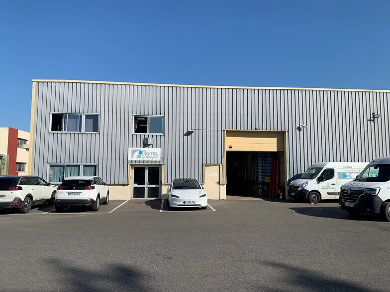 Local d’activités dans Bezons à louer - Photo de l’immeuble – Image 1 sur 3