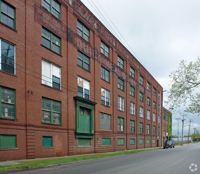 4701 Commerce Ave, Cleveland, OH à vendre - Photo de l’immeuble – Image 3 sur 3