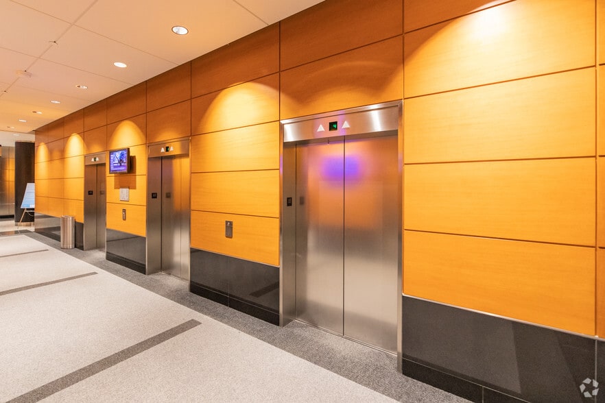 6880 Financial Dr, Mississauga, ON à louer - Hall d’entrée – Image 3 sur 6