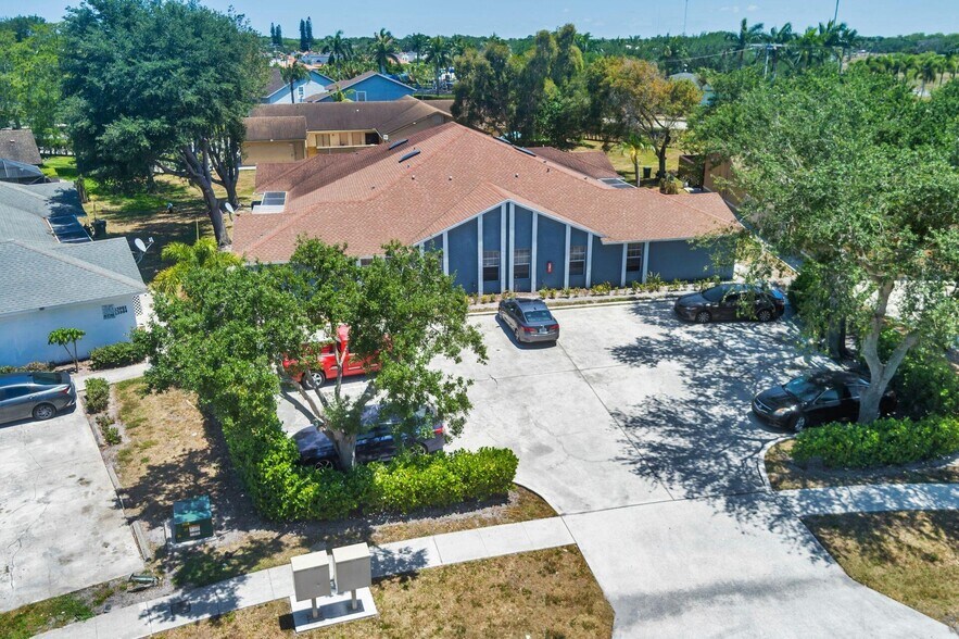 13908 Folkestone Cir, Wellington, FL à vendre - Photo de l’immeuble – Image 3 sur 24