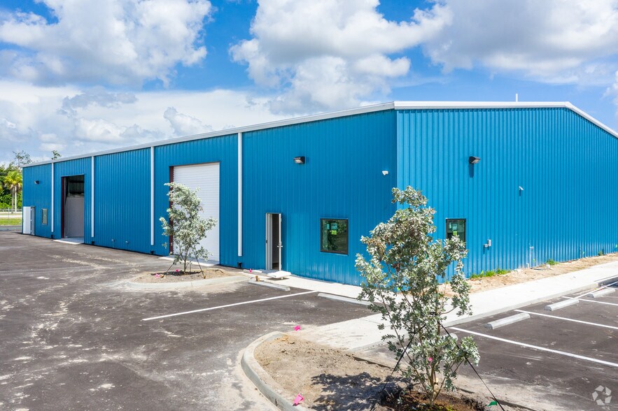 3777 Ironbridge Blvd, Fort Myers, FL à louer - Photo de l’immeuble – Image 1 sur 4