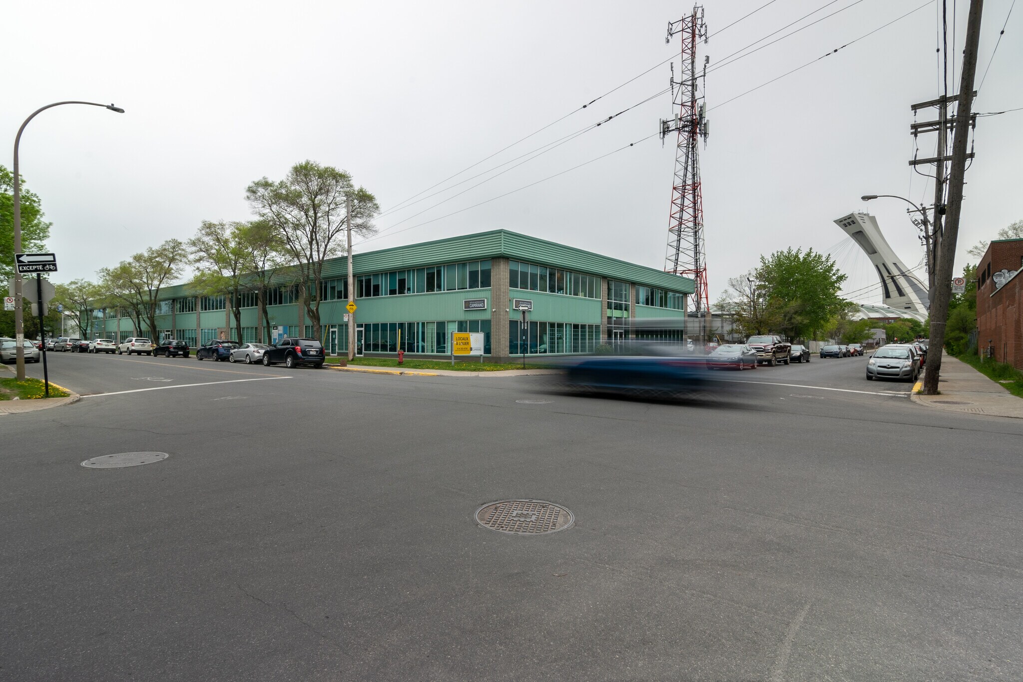 2250-2300 Av Bennett, Montréal, QC à louer Photo de l’immeuble– Image 1 sur 8